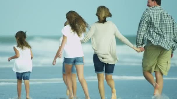 Pais com filhas andando na praia — Vídeo de Stock