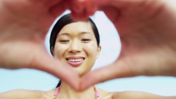 Kvinnan gör hjärtat formen symbol — Stockvideo
