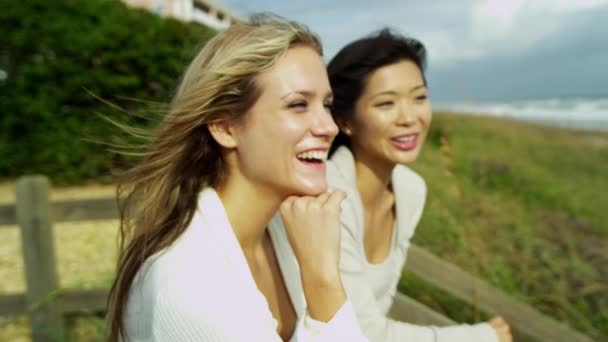 Kvinnor njuter av frisk luft på stranden — Stockvideo