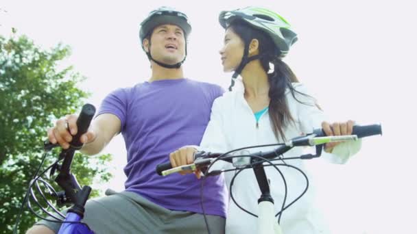 Couple chevauchant leurs vélos à l'extérieur — Video