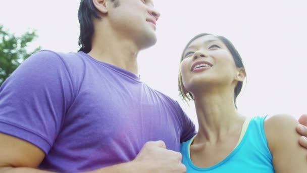 Pareja de pie juntos al aire libre en el parque — Vídeo de stock