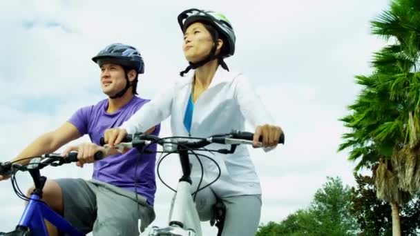 Pareja montando sus bicicletas al aire libre — Vídeos de Stock