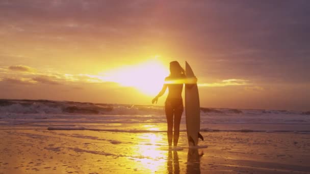 Mujer en la playa al atardecer — Vídeo de stock