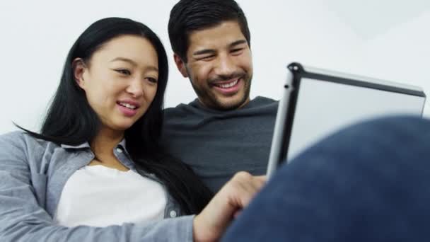 Couple on couch using tablet — Stock Video