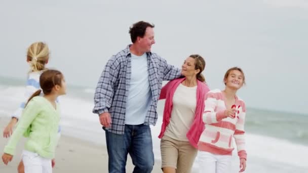 Familia divirtiéndose con cometa en la playa — Vídeos de Stock