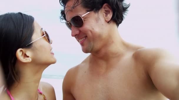 Pareja disfrutando de vacaciones en la playa juntos — Vídeo de stock
