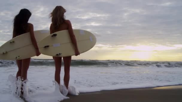 Dziewcząt gospodarstwa deski surfingowe na plaży — Wideo stockowe