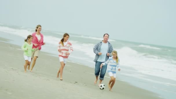 Família caucasiana aproveitando o tempo na praia — Vídeo de Stock
