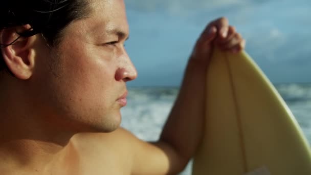 Surfista en la playa viendo olas — Vídeos de Stock