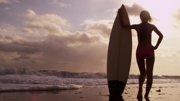Woman with surfboard watching waves — Stock Video
