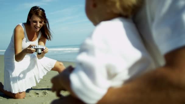 Junge mit Vater wird von Mutter fotografiert — Stockvideo