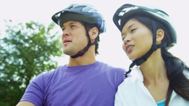 Couple chevauchant leurs vélos à l'extérieur — Video