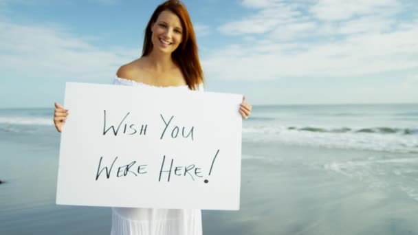 Mujer en la playa con tablero de mensajes — Vídeo de stock