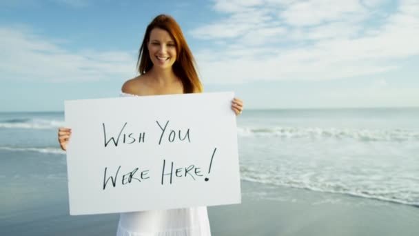 Mujer en la playa con tablero de mensajes — Vídeo de stock