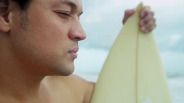 Surfista en la playa viendo olas — Vídeo de stock