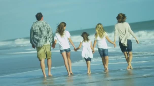 Γονείς με κόρες περπάτημα στην παραλία — Αρχείο Βίντεο