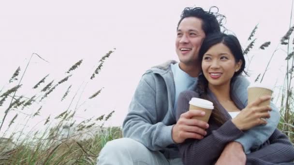 Couple on beach vacation drinking coffee — Stock Video