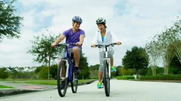Pareja montando sus bicicletas al aire libre — Vídeo de stock
