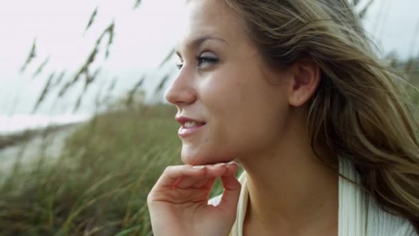 Meisje genieten van tijd alleen op strand — Stockvideo