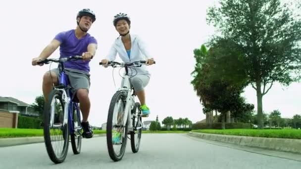 Coppia in sella alle loro biciclette all'aria aperta — Video Stock