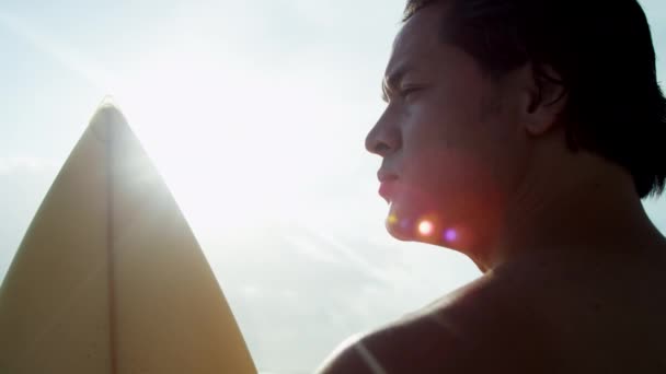 Surfer on beach watching waves — Stock Video