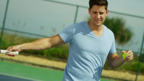 Hombre preparándose para el tenis juego — Vídeo de stock