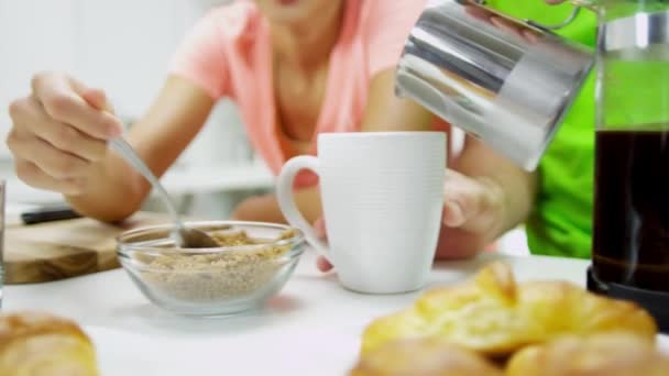 Pareja con café durante el desayuno — Vídeos de Stock