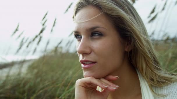 Ragazza godendo di tempo da solo sulla spiaggia — Video Stock