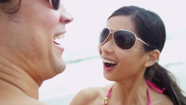 Casal desfrutando de férias na praia juntos — Vídeo de Stock