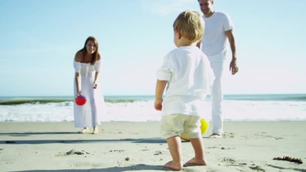 Parents avec fils sur la plage de sable fin — Video