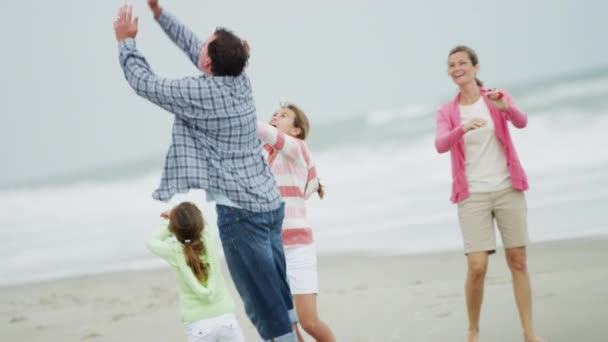 Familia divirtiéndose con cometa en la playa — Vídeos de Stock