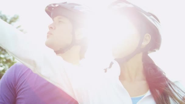 Pareja montando sus bicicletas al aire libre — Vídeos de Stock