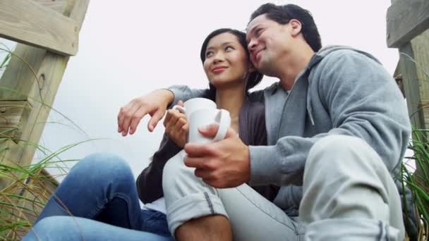 Couple sur la plage boire du café — Video