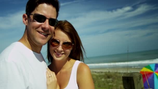 Casal desfrutando de tempo juntos na praia — Vídeo de Stock