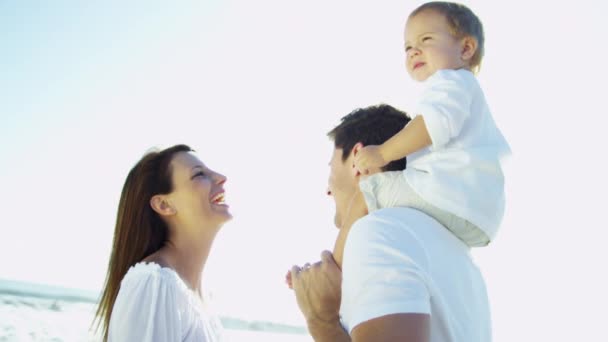 Padres con hijo en vacaciones en la playa — Vídeos de Stock