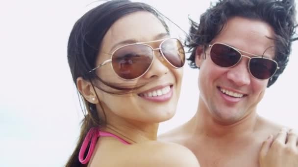 Casal desfrutando de férias na praia juntos — Vídeo de Stock