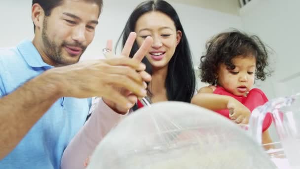 Pareja con hija preparando ingredientes para hornear — Vídeos de Stock