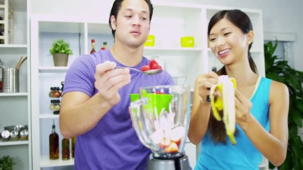 Pareja haciendo batido de frutas orgánicas — Vídeos de Stock