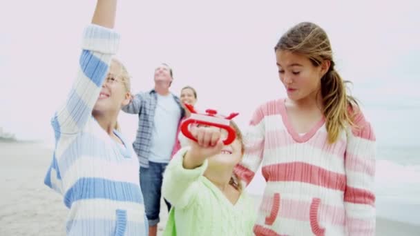 Kaukasisk familj med kite på stranden — Stockvideo