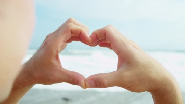 Hombre haciendo símbolo de forma de corazón — Vídeos de Stock