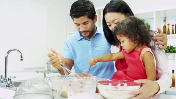 Пара з дочкою готує інгредієнти для випічки — стокове відео