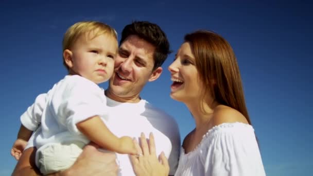 Rodiče se synem na pláži dovolenou — Stock video