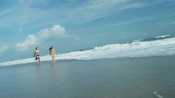Surf casal correndo ao lado do oceano — Vídeo de Stock