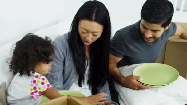 Casal no sofá brincando com a filha — Vídeo de Stock