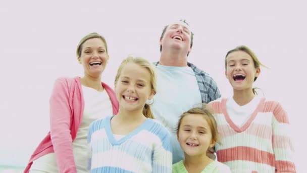 Família desfrutando de férias na praia de outono — Vídeo de Stock