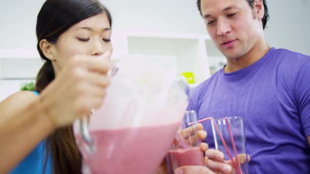 Pareja bebiendo batido de frutas orgánicas — Vídeos de Stock