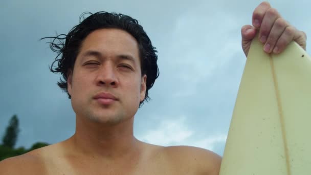 Surfař na pláži sledovat vlny — Stock video