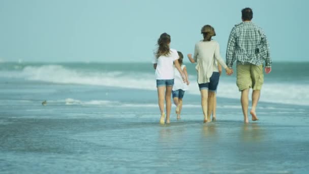 Pais com filhas andando na praia — Vídeo de Stock