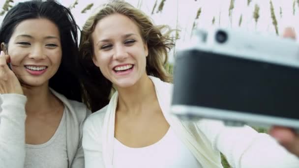 妇女在海滩度假的相机 — 图库视频影像