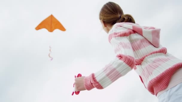 Κορίτσι Διασκεδάζοντας με kite στην παραλία — Αρχείο Βίντεο